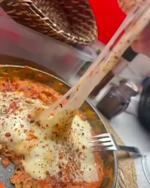 Tavada kaşarlı menemen, çatalla kaldırılınca kaşar uzuyor.