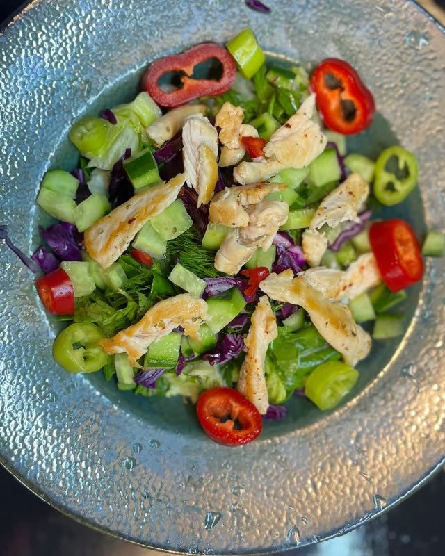 Izgara tavuk, mor lahana, salatalık ve biberle tavuklu salata.